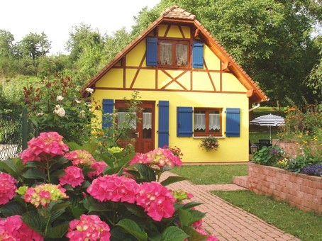 Ferienhaus im Elsass im Juni mit Ansicht der Terrasse rechts vom Ferienhaus